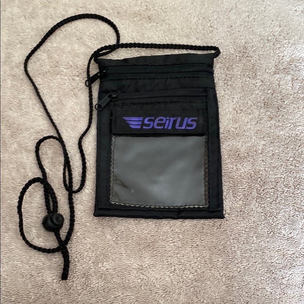 Seirus Innovatio Black See Through Pocket With Velcro & 2 zipper pockets.